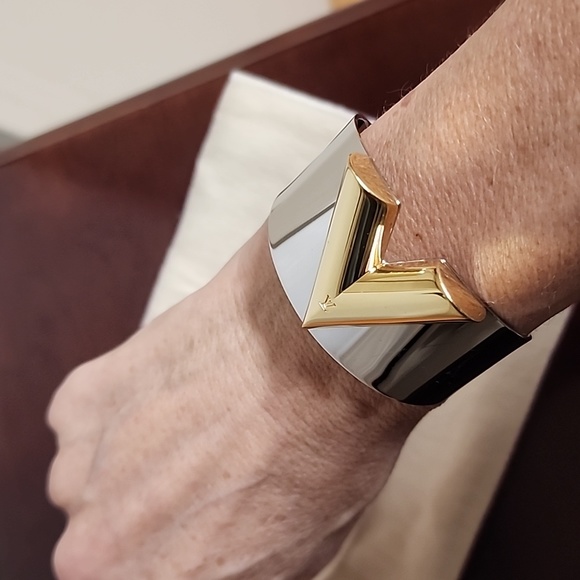 Louis Vuitton Essential V limited edition employee cuff bracelet - Picture 12 of 15